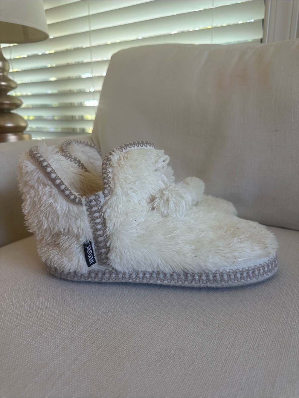 MUK LUKS Womens Large (11–12) Fuzzy Pom Pom Slipper Booties